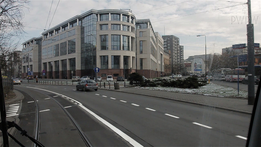 Soll man in dieser Situation die von links auf die Gleise einfahrenden Fahrzeuge erwarten?